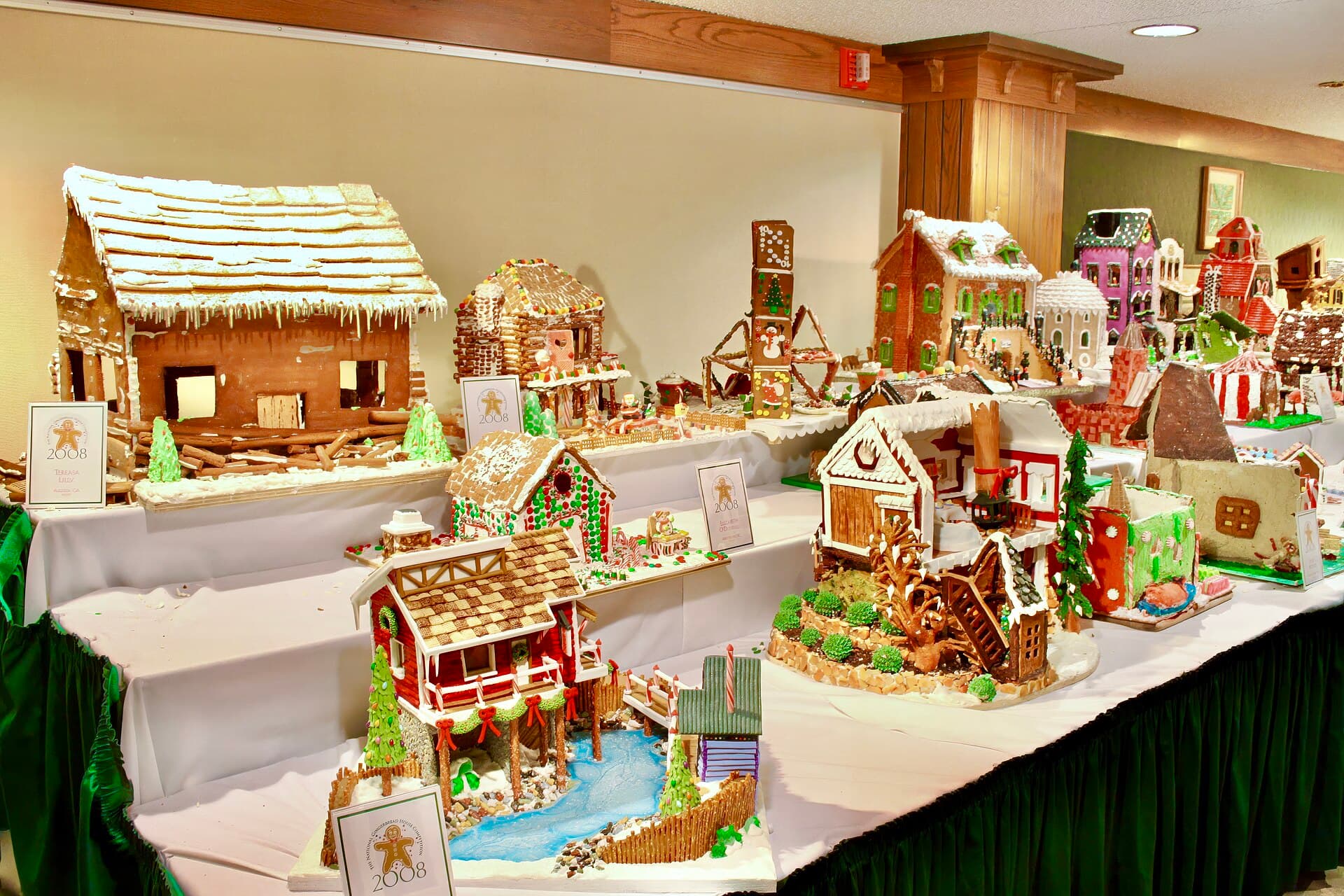 Viele verzierte Lebkuchenhäuser auf langen Tischen beim Wettbewerb in Asheville, USA