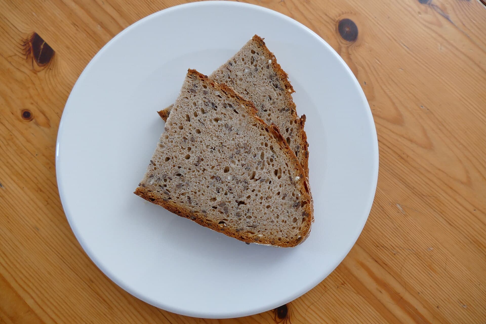 Zwei Scheiben Vierkornbrot auf einem weißen Teller