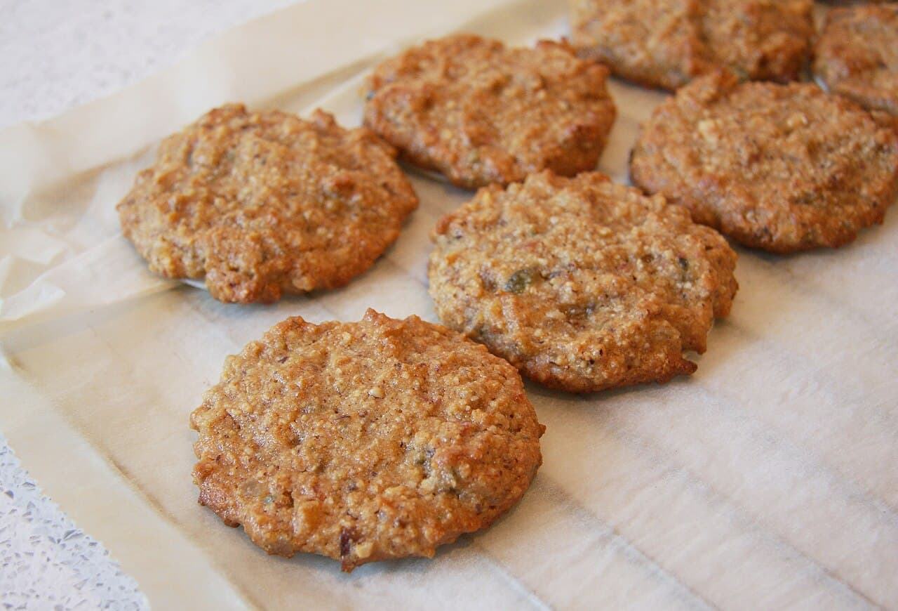 Frisch gebackene, unglasierte Elisenlebkuchen auf Oblaten kühlen auf Backpapier aus