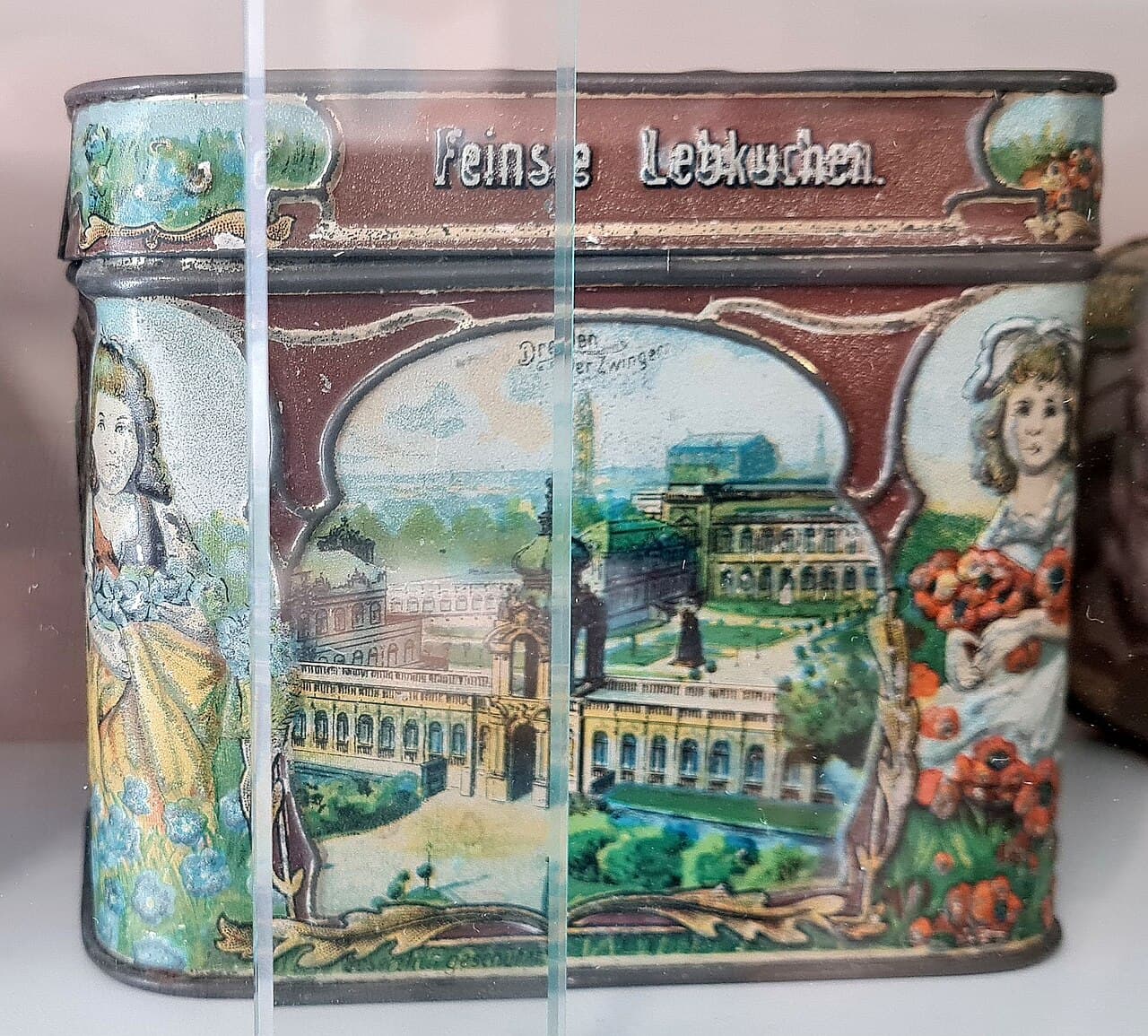 Alte Blechdose mit der Aufschrift „Feinste Lebkuchen“ und einem Bild des Dresdner Zwingers, ausgestellt im Pfefferkuchenmuseum Pulsnitz